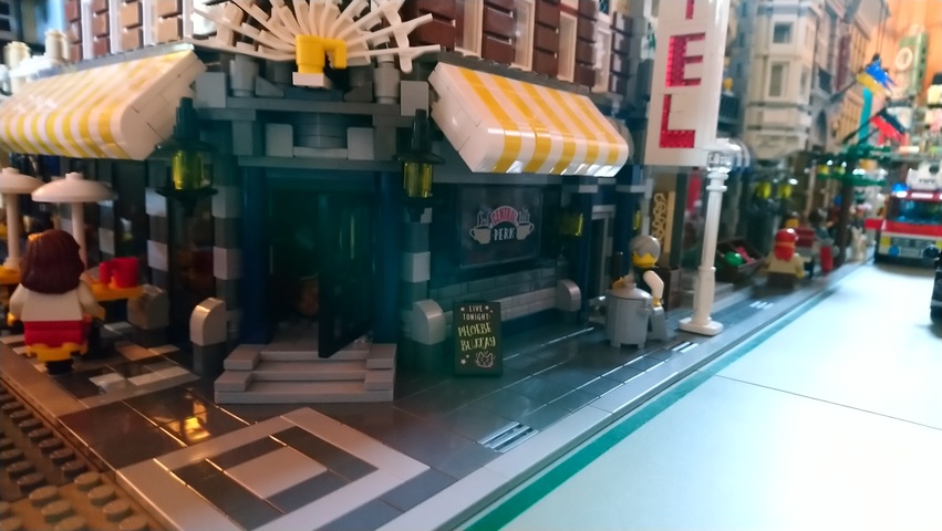 Modular Central Perk Corner Cafe - HelloBricks